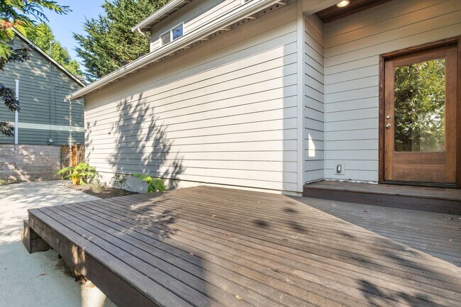 Building Photo - Huge Home Near it All in Greenwood
