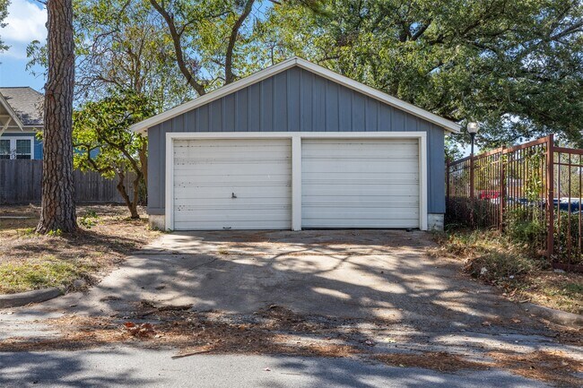 Building Photo - 307 E Academy St