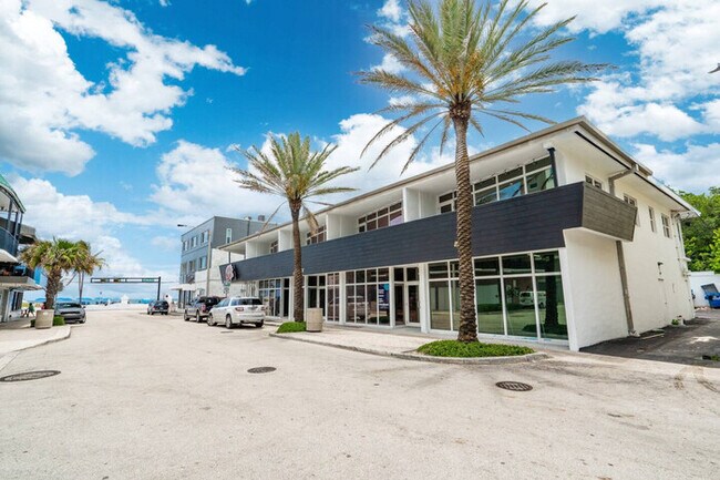 Building Photo - Beachfront Bloo's -2 Units-Ocean View Balc...