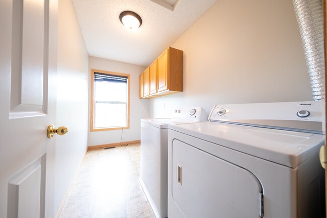 Building Photo - 2692 Vierling Dr E