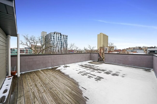 Building Photo - 1085 N Marshfield Ave