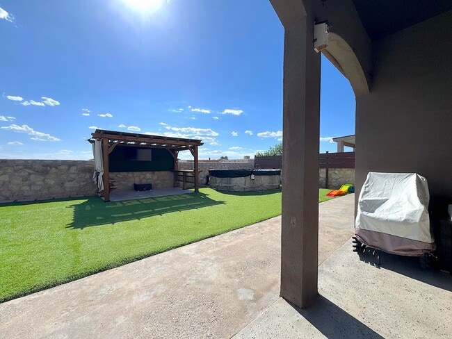 Building Photo - East El Paso 4bed/2bath Refrig A/C with Gorgeous Backyard!