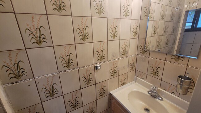 Building Photo - PRICE REDUCTION!! Spacious 2 Bedroom 2 Bat...