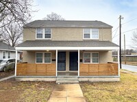 Building Photo - Nicely Renovated Duplex Home
