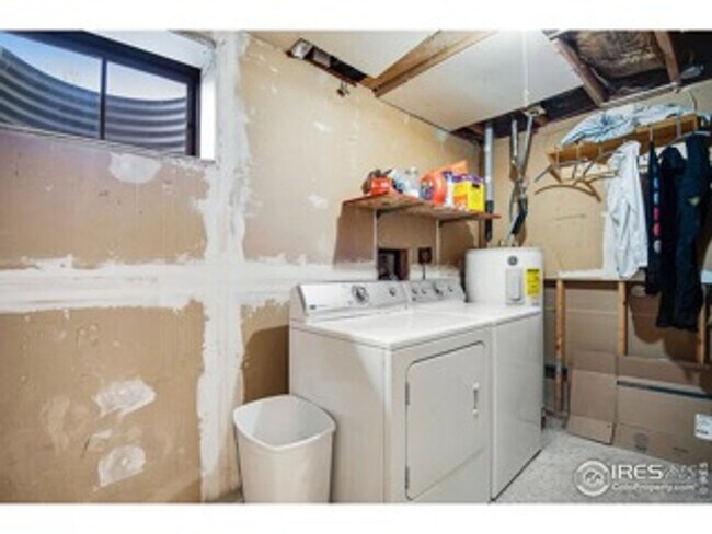Building Photo - Recently Renovated and Updated 5 BR Townho...