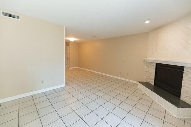 Building Photo - 185 Forest View Dr
