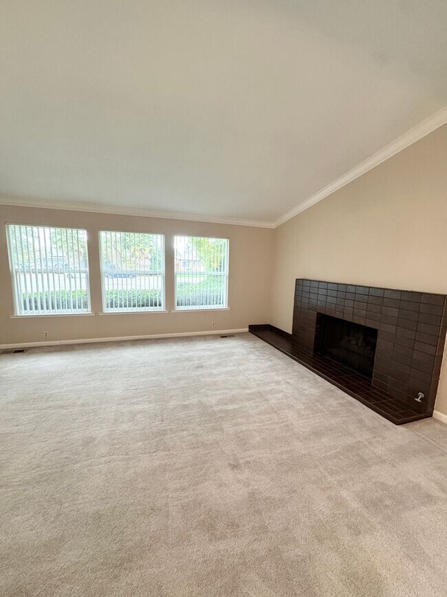 Building Photo - THREE BEDROOM TWO BATH  HOME in the Pocket...