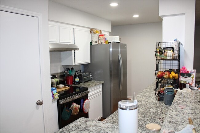 Building Photo - 819 Walbrook Dr