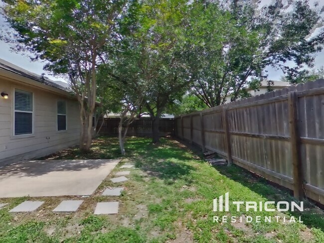 Building Photo - 352 Meadow Park