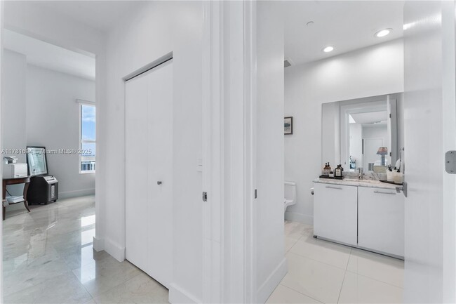 Building Photo - 950 Brickell Bay Dr