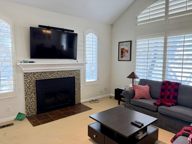 Building Photo - Townhouse within Walking Distance of Downtown Sugarhouse