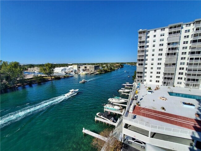 Building Photo - 1401 N Riverside Dr