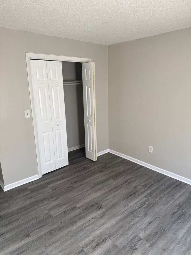 Building Photo - Spacious 4 Bed Condo