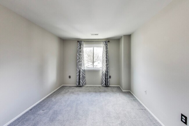 Building Photo - 3 bed + 2 Full + 2 half Bath - End Unit TH