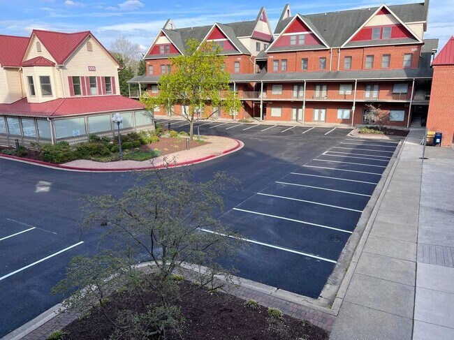 Building Photo - 555 Main St