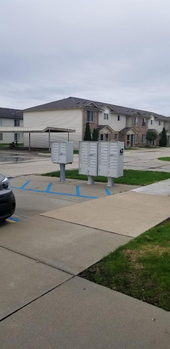 Building Photo - 2 Bedroom Lower Condo w/ Private Entrance....