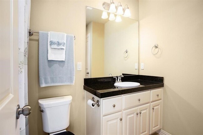 Building Photo - 2050 Palm Forest Ln