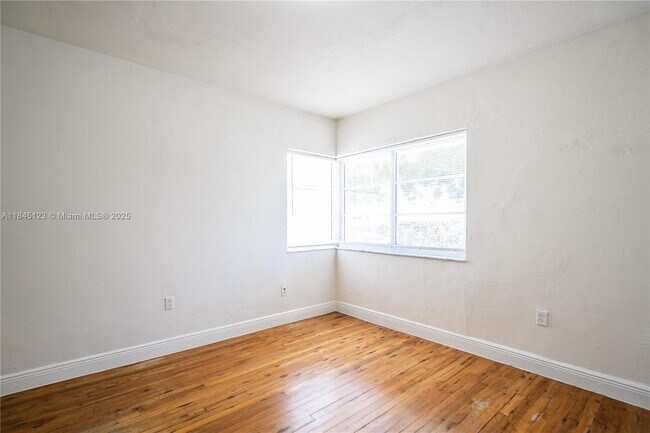 Building Photo - 1007 Bay Dr