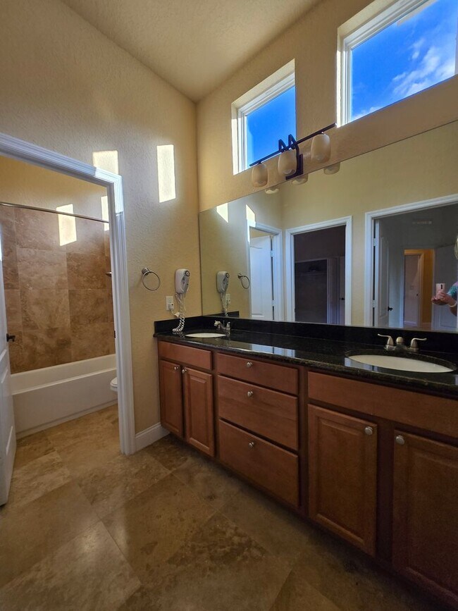 Building Photo - 5/3.5 Willow Oak Plantation