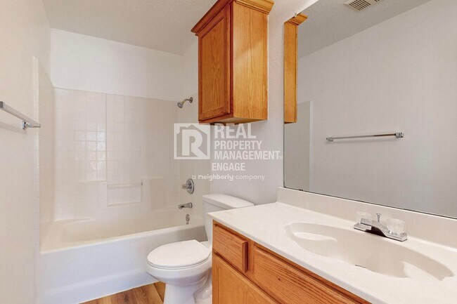 Building Photo - 404 Truman St