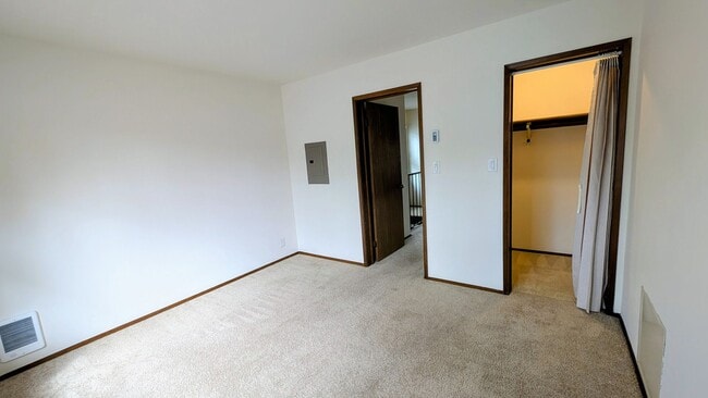 Building Photo - Spacious 3 Bedroom Townhome in Small Complex