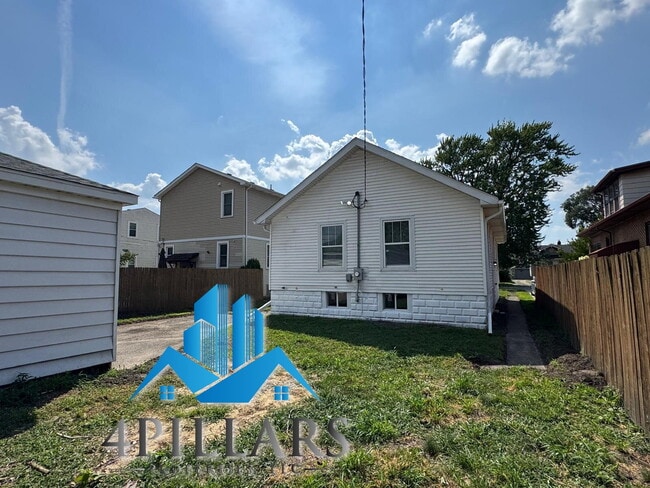 Building Photo - "Beautiful 3-Bedroom Retreat with 2 Baths ...