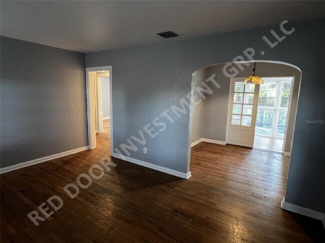Building Photo - 712 Floral Dr