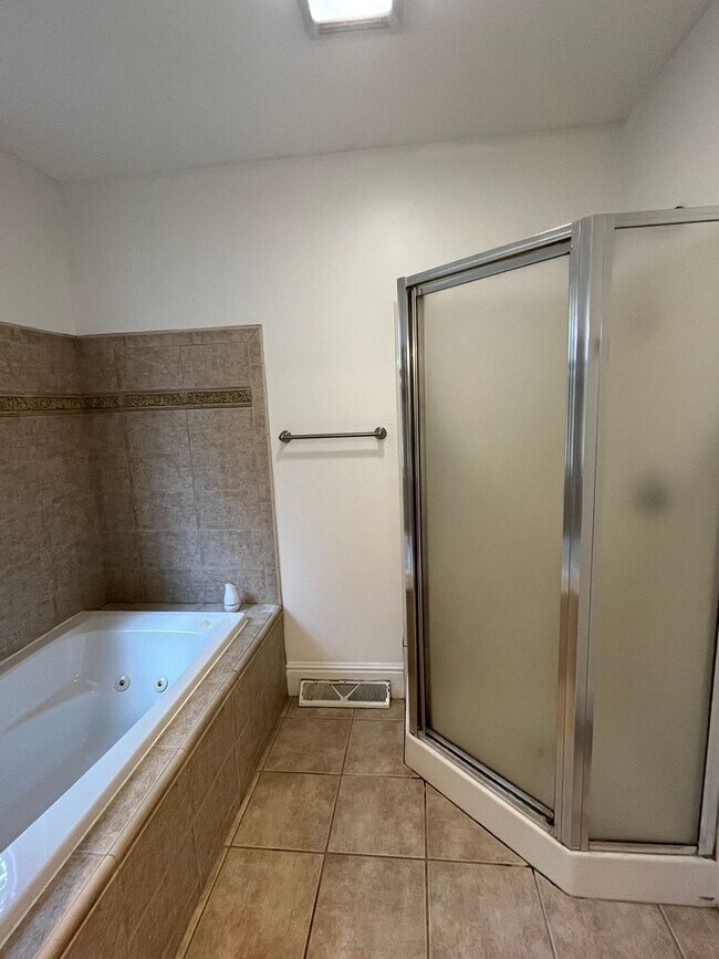 Building Photo - 418 Noble St