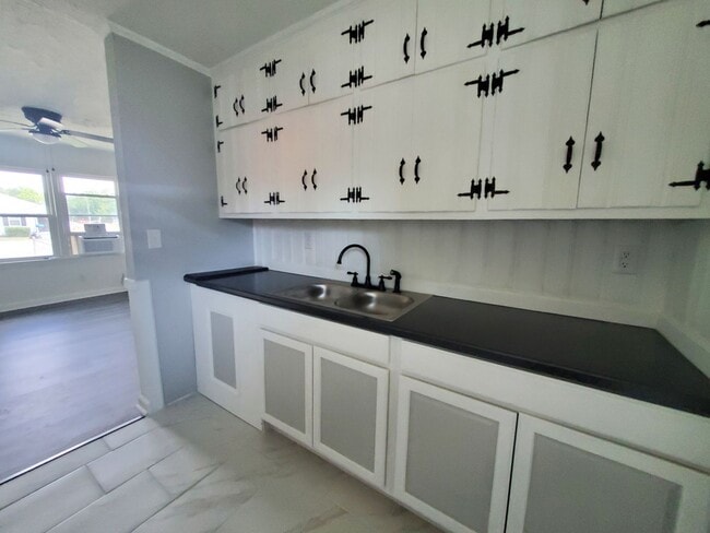 Building Photo - 418 Lake Ave