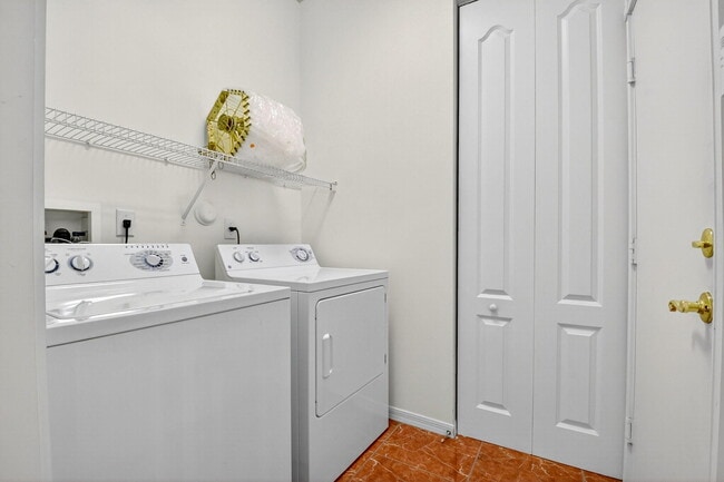 Building Photo - 7145 Veneto Dr