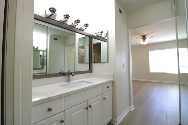 Building Photo - 5545 Canoga Ave