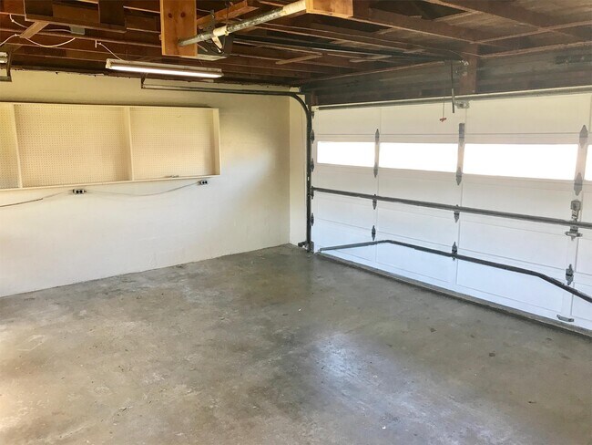 Building Photo - 6295 E Pea Ridge Rd