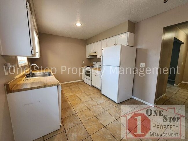 Building Photo - Great 2 bedroom, 1.5 bathroom duplex in Ol...
