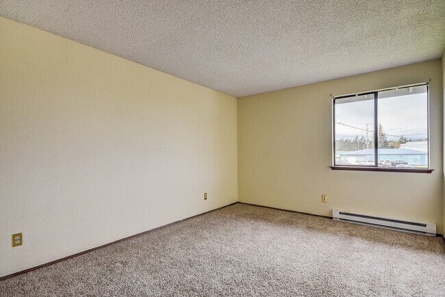 Building Photo - 2 Bed 1 Bath Condo in town