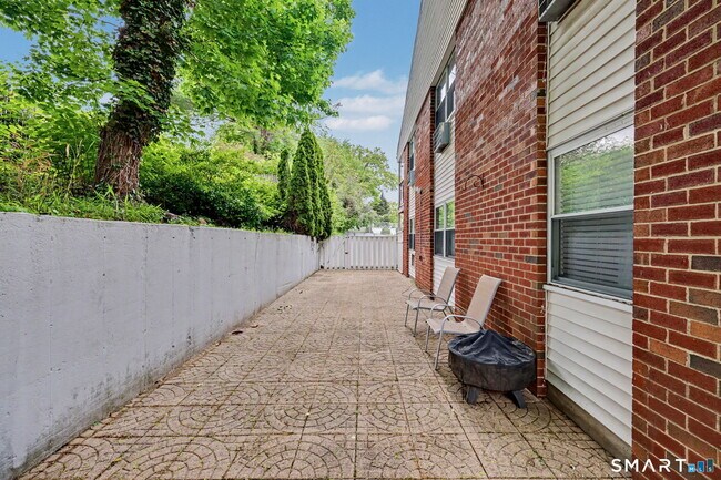 Building Photo - 77 Webb Ave