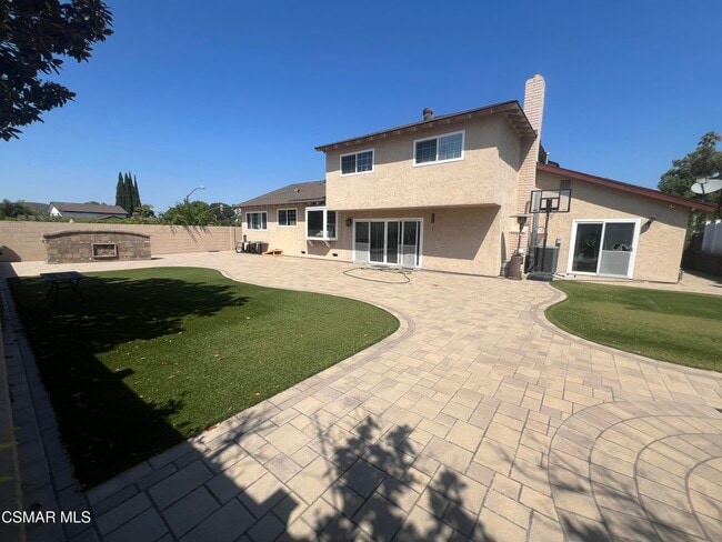 Building Photo - 334 W Avenida De Las Flores