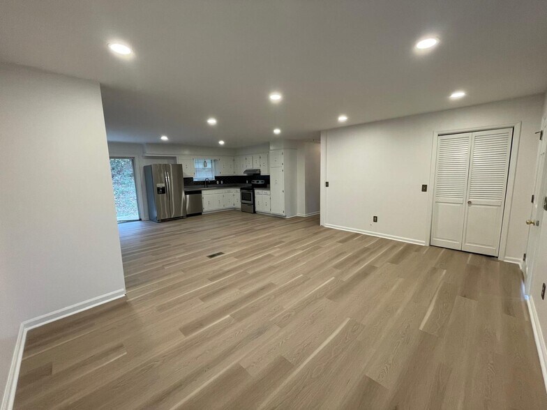 Living area (open concept) - 1936 Ashmore Ave