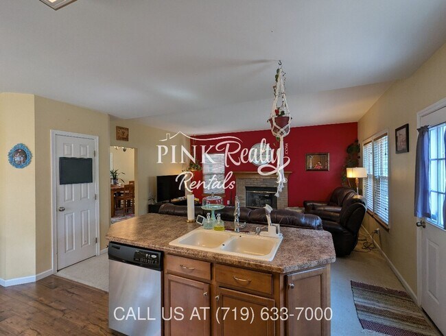 Building Photo - 8560 Avens Cir