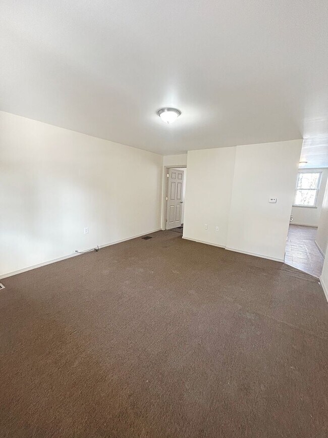 Building Photo - 36 Hickory St