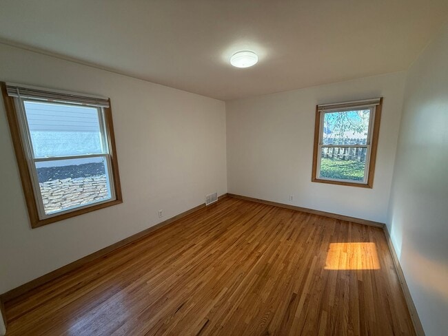 Building Photo - 3BR off 50th and Center