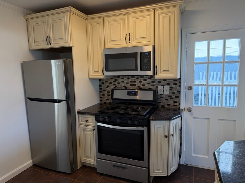 Building Photo - 65 Bay Ave