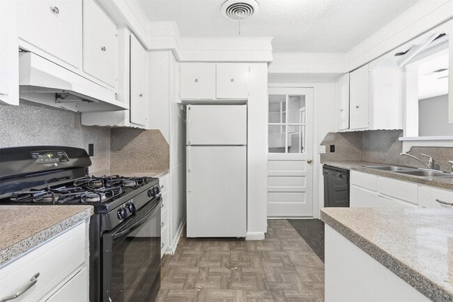 Building Photo - 344 Pennington Dr