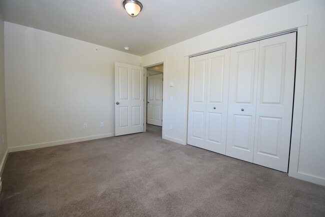Building Photo - Beautiful 2BR/1Bath Unit.  Centrally Located.  Washer/Dryer in unit!