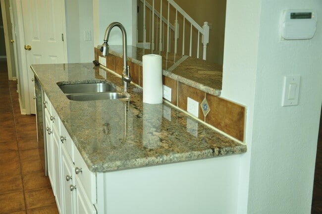 Building Photo - 607 Nadina Pl