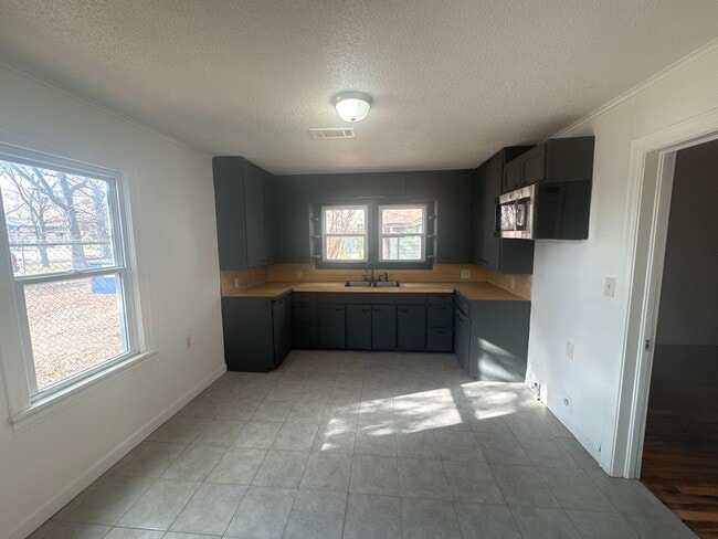 Building Photo - 723 Hall St