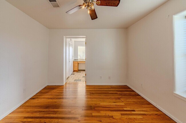 Building Photo - 609 Candelaria Rd NW