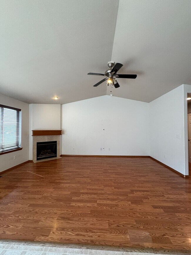 Building Photo - Spacious 4-Bedroom Home for Lease in Cul-d...