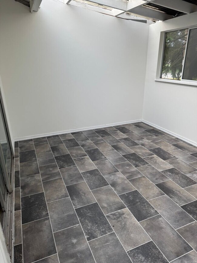 Building Photo - **PENDING**Beautiful 5 Bed 2 & 3/4 Bath home in Tacoma