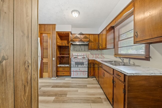 Building Photo - 2112 Lamore St