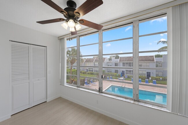 Building Photo - 2840 SW 22nd Ave